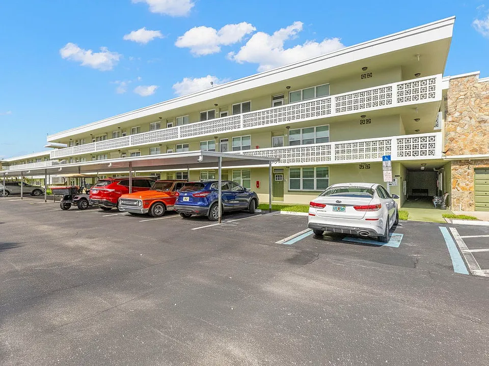 4890 Bay St NE #330