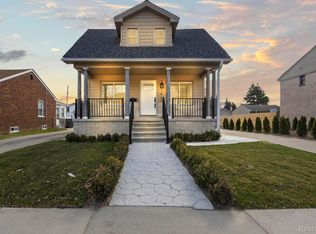 7832 Chase Rd, Dearborn, MI 48126