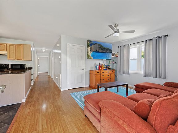 3rd image of 515 E Spring St