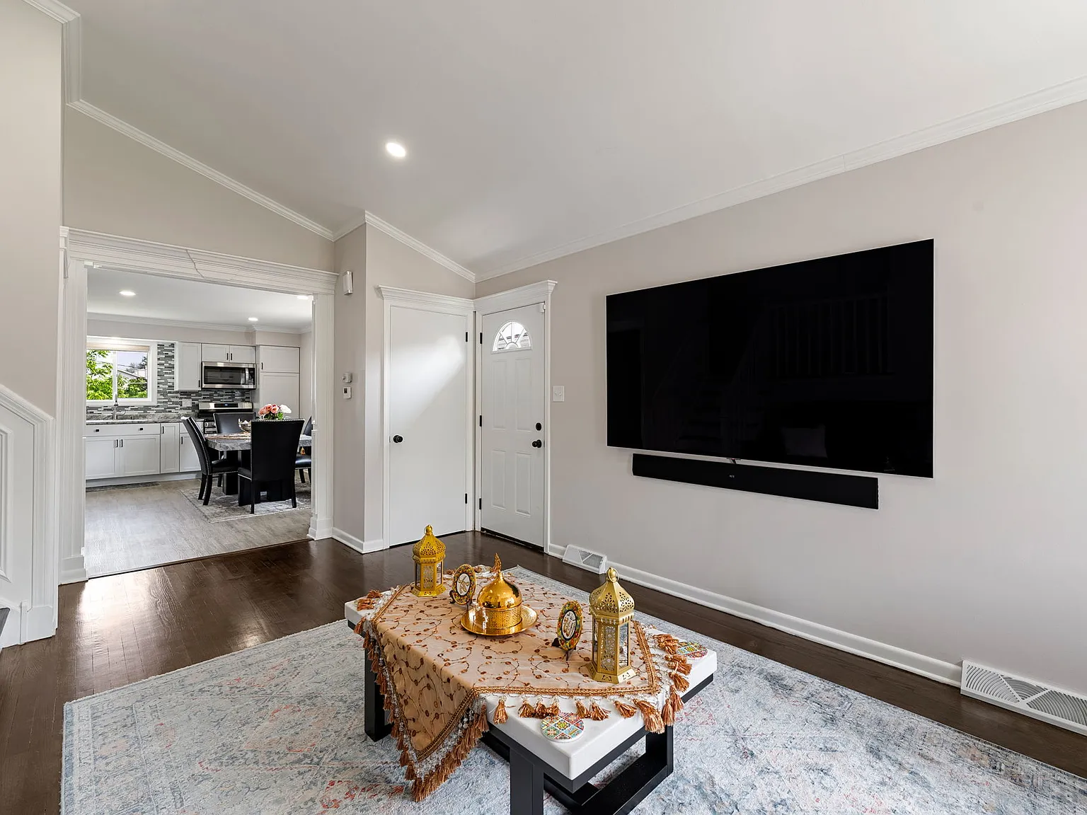 3 bed, 1.5 bath, 2200 sqft, $3,550 — Photo 3