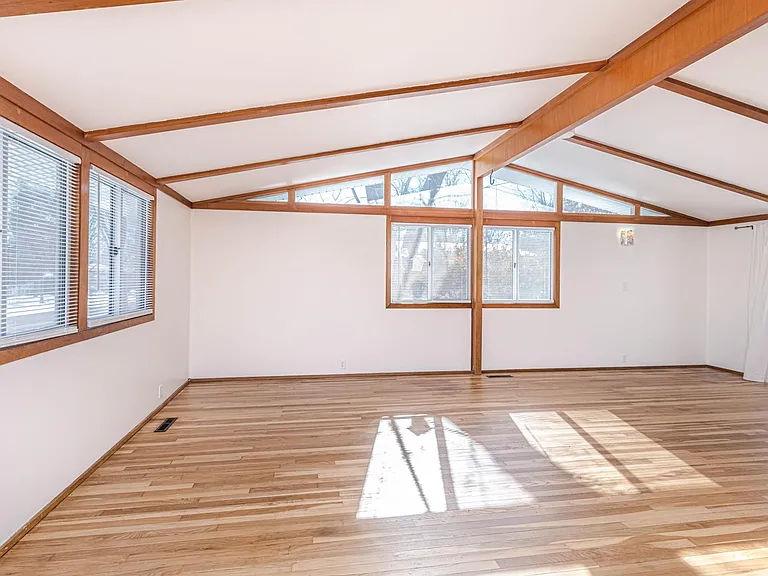 407 Bourn Ave — Photo 2