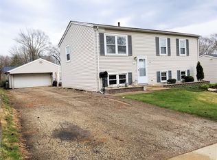 201 Cedar Cir, Streamwood, IL 60107