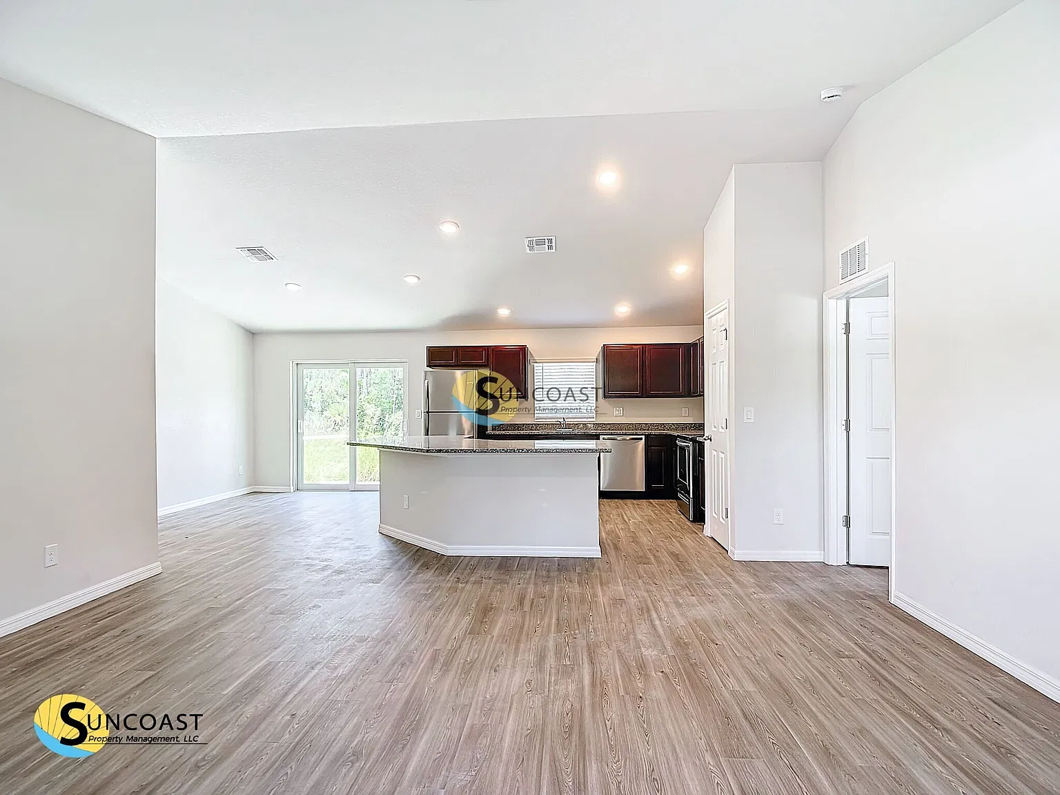 Spacious 4BR Home! 2 Car Garage + Washer & Dryer — Photo 3