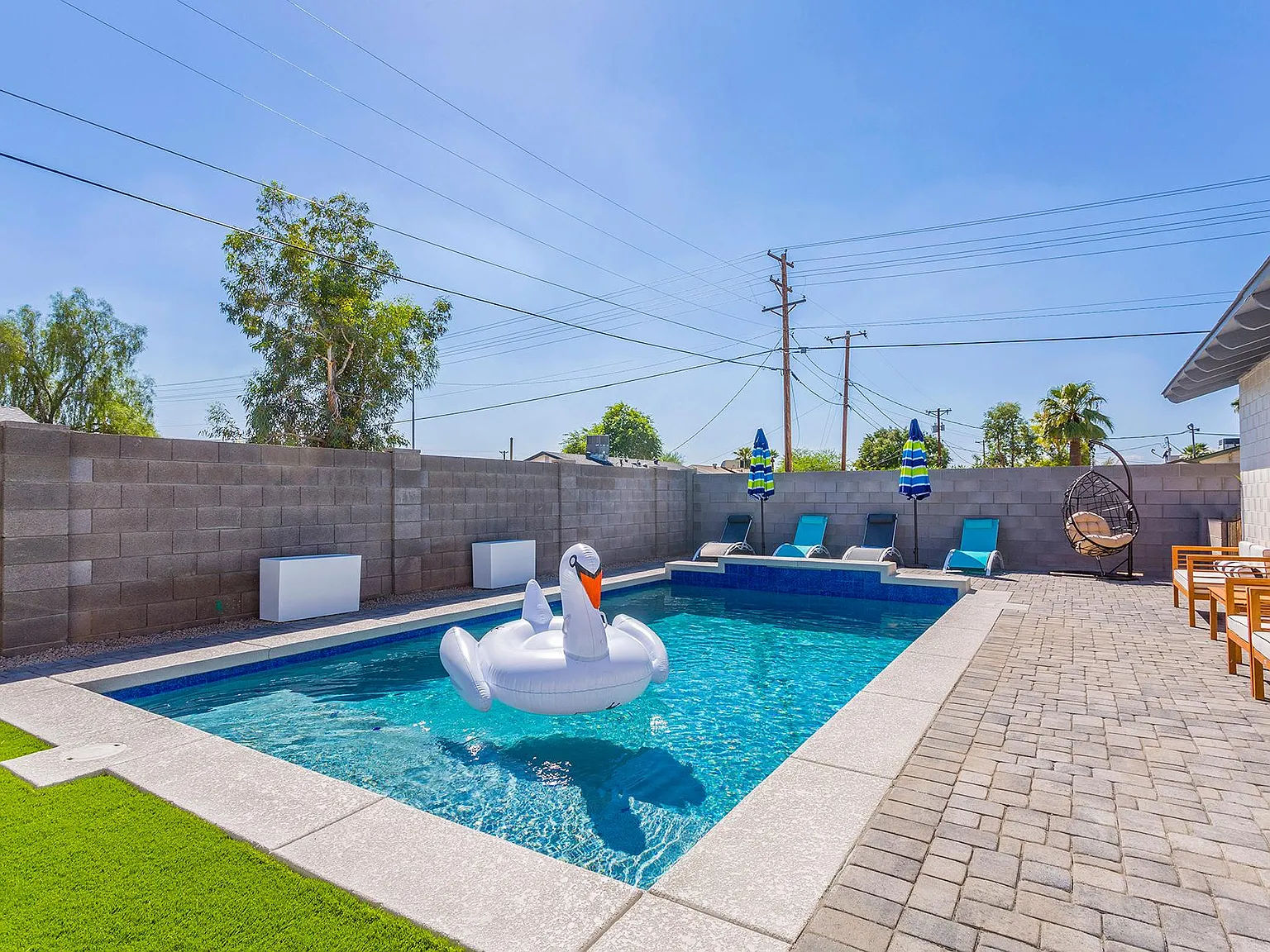 4 bed, 2700 sqft, $9,995 — Photo 2