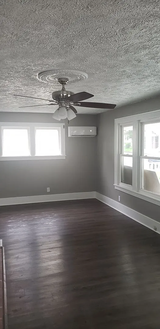 5 bedroom 3 bath home — Photo 4