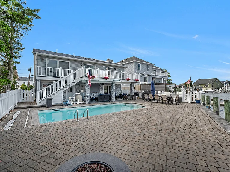 15 Seville Dr — Photo 4
