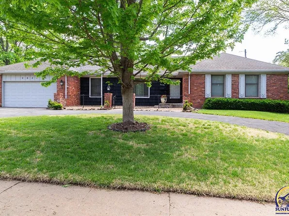 2021 SW 32nd Ter, Topeka, KS 66611