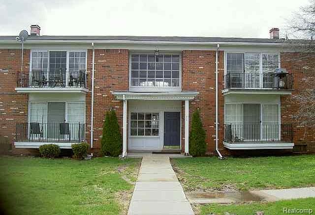 1st image of 474 Fox Hills Dr N