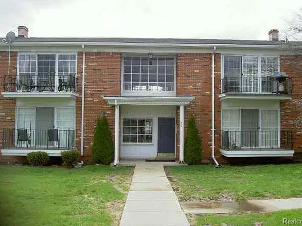 474 Fox Hills Dr N, Bloomfield Hills, MI 48304