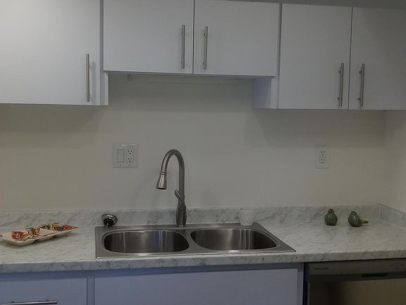 3rd image of 1579 Greenlea Dr APT 11