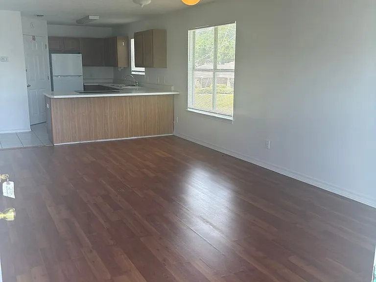 565 Florosa Ct — Photo 2