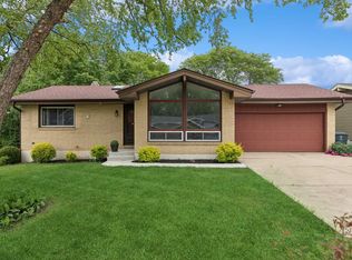 2310 Green Tree Ct, Lindenhurst, IL 60046