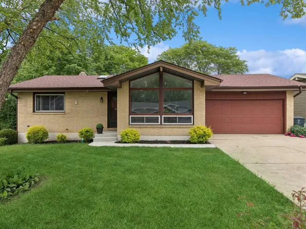 2310 Green Tree Ct, Lindenhurst, IL 60046