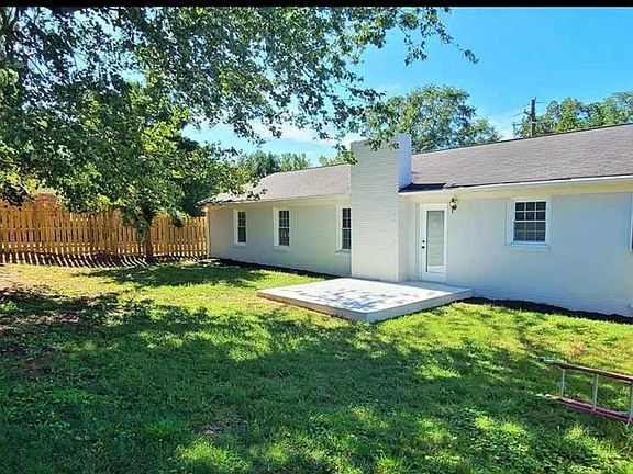 3rd image of 32 Woodfern Cir