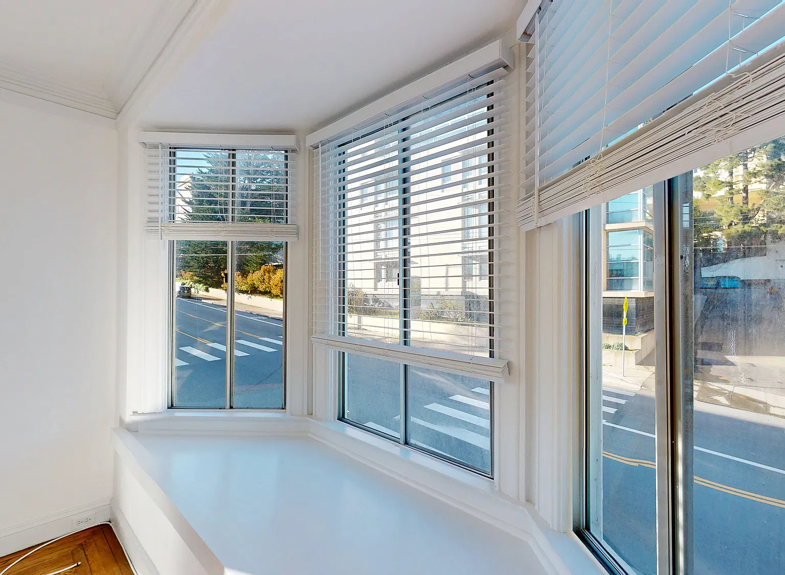 Bright & Spacious 1-Bedroom Apartment in Prime NOPA Location — Photo 4