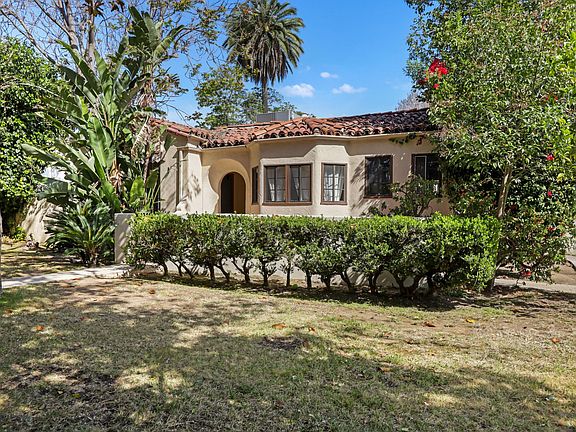 3rd image of 13501 Chandler Blvd