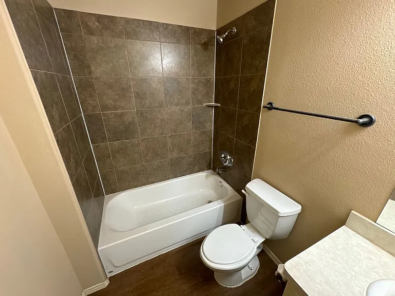 2725 Lovers Ln — Photo 22