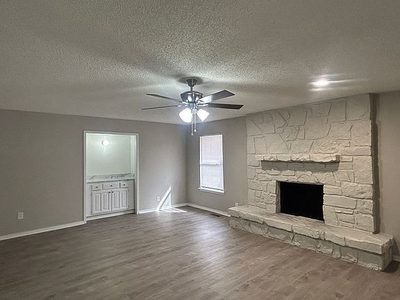 3rd image of 3201 E Oakridge St