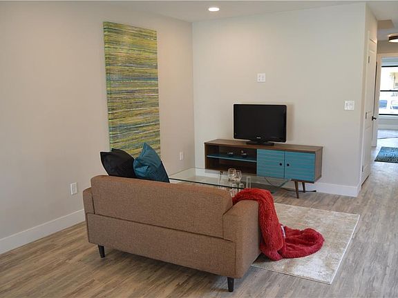 3rd image of 1007 Lexington Ave