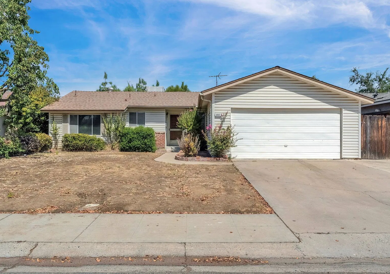 Clovis Home-Convenient location to shopping & entertainment — Photo 1