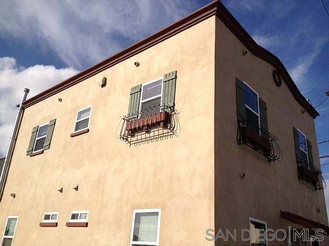 1st image of 102 W Hall Ave