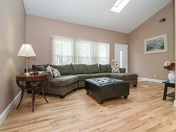 4th image of 39 Whittier Ave