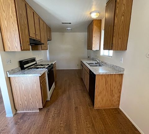 3rd image of 586 Solano Dr