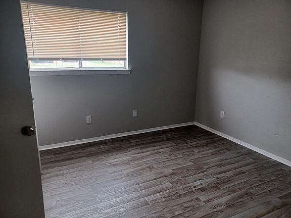 5th image of 2434 Fort Worth St #112