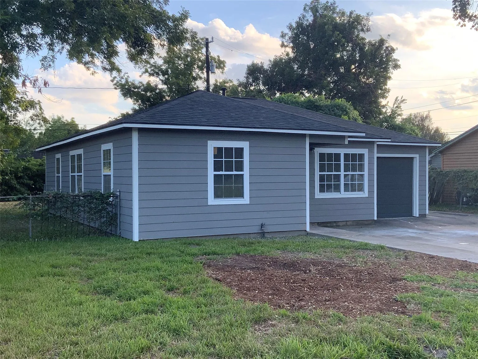 3 bed, 1.0 bath, 1082 sqft, $1,750 — Photo 2