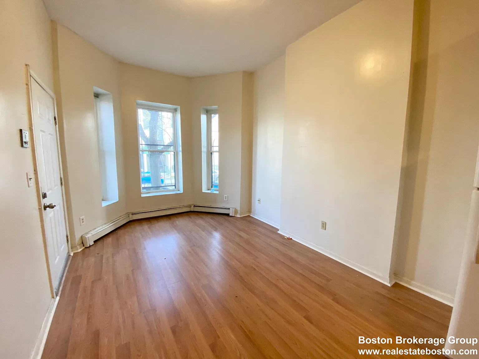 3 bed, 9999 sqft, $5,200 — Photo 3