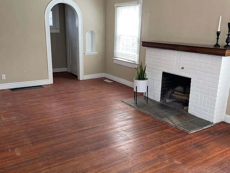 57 S Bolton Ave — Photo 2