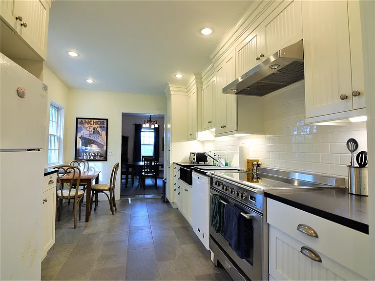 518 Third Beach Rd — Photo 4