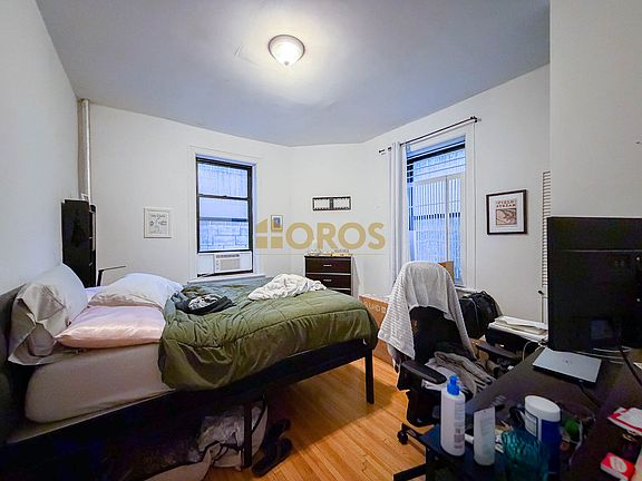 4th image of 210 E 10th St APT 3