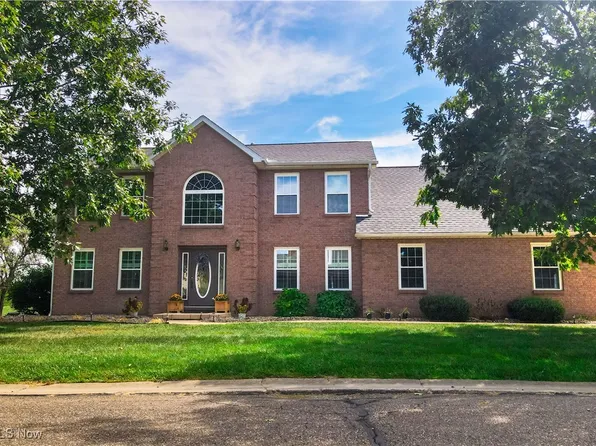 222 Plantation Dr, Mineral Wells, WV 26150