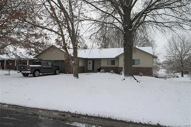 405 Whispering Oaks Dr photo 1