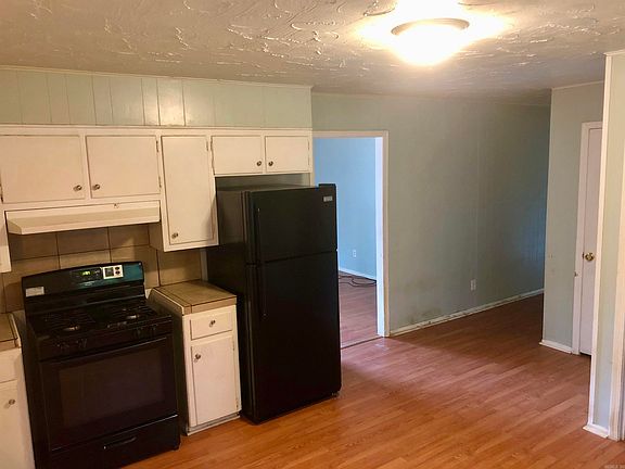 4th image of 110 Perry St