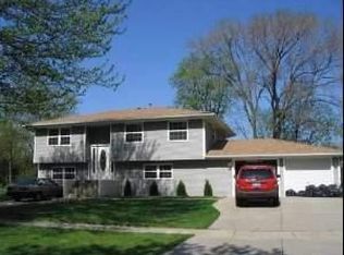 1400 Fairlane Dr, Schaumburg, IL 60193