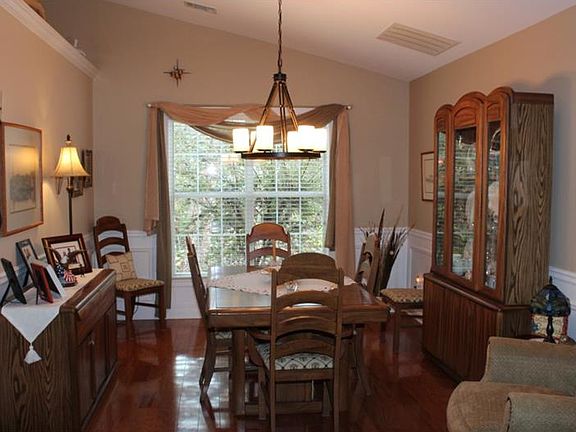 4th image of 902 Fairmont Park Dr