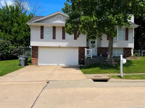 33 Royal Oaks Dr, O'Fallon, MO 63366