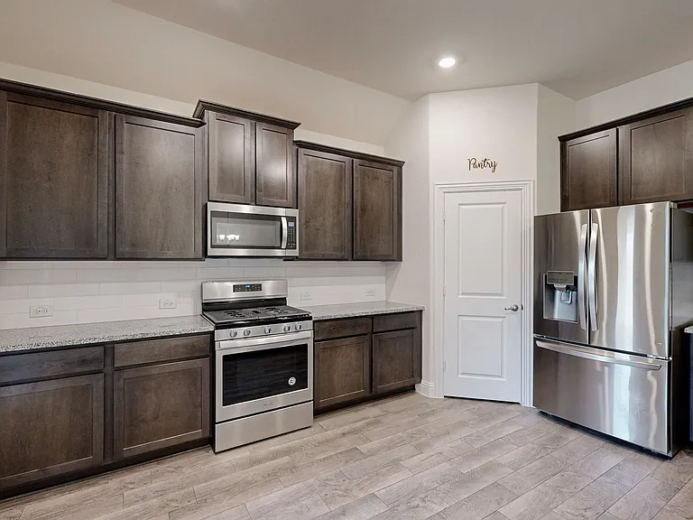 10925 Klondike Ln — Photo 14