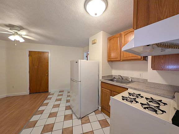 3rd image of 3 Holland St #4