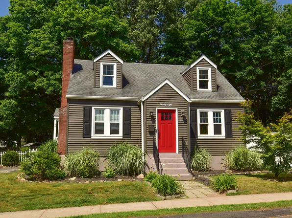 98 Lyness Street, Manchester, CT 06040