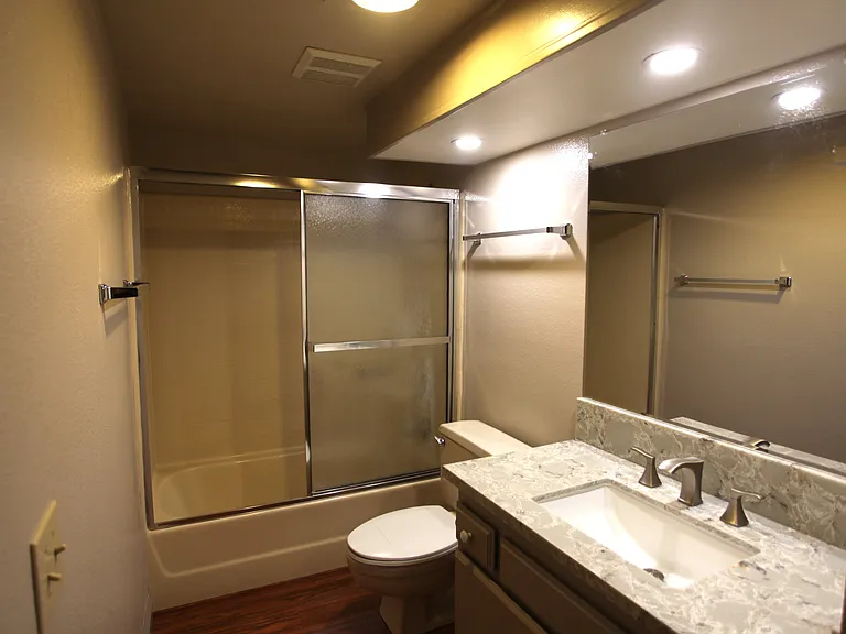 2001 Lakeridge Cir #203 — Photo 6