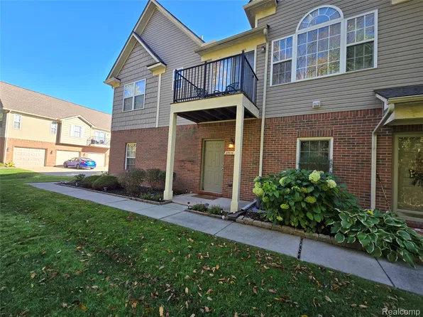 27606 Hidden Oaks Dr, Trenton, MI 48183