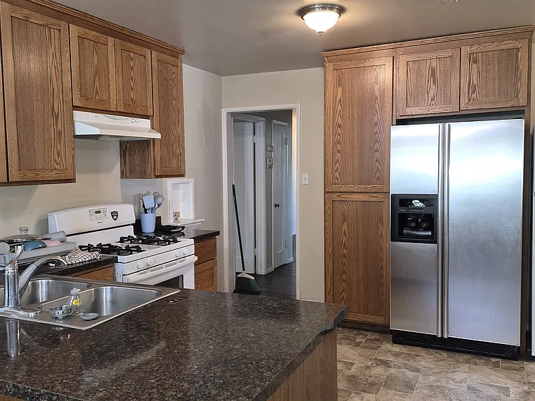 2045 Indiana St — Photo 10