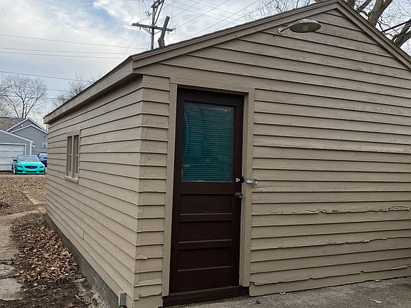 Detached Garage