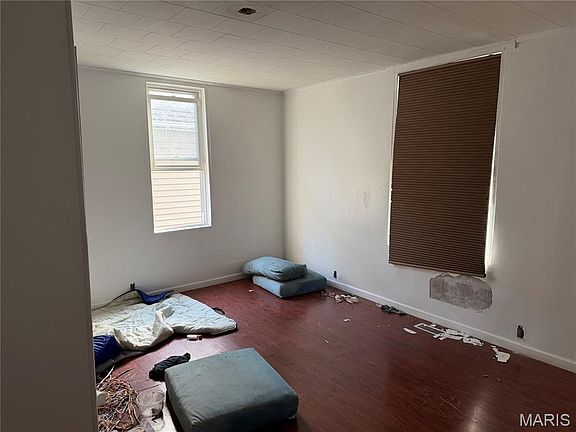 5th image of 817 Iowa St