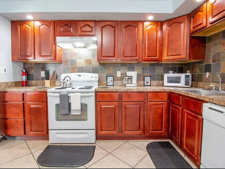 1815 Larkin Ave — Photo 5
