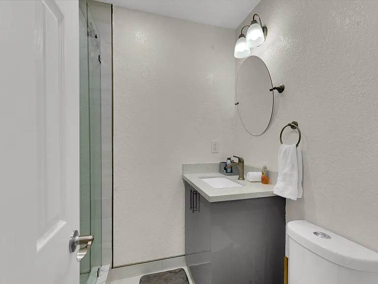 2633 NE 3rd Ave — Photo 44