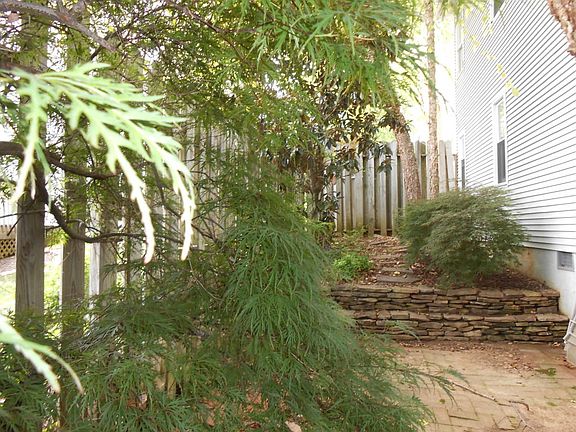 5th image of 921 Middleton Pl